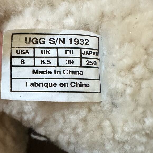 UGG Caspia Ankle Boots Black Leather size US 8 Sheepskin lined - Picture 11 of 14